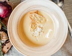 Крем суп из тыквы c тостами и лепестками миндаля